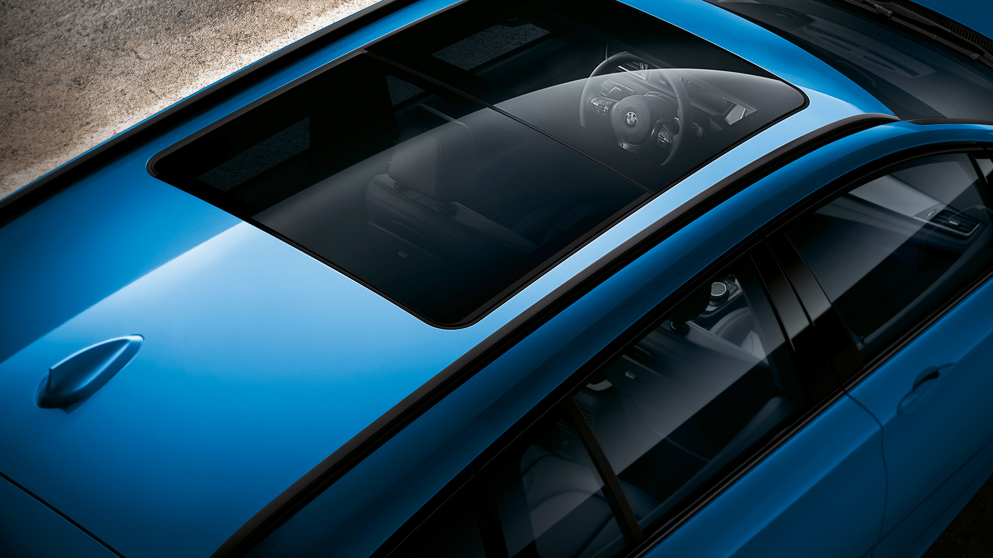 Panoramatická sklenená strecha BMW radu 2 Gran Tourer Panoramatická sklenená strecha BMW radu 2 Gran Tourer F46 2018 metalíza Estoril Blue pohľad z vtáčej perspektívy
