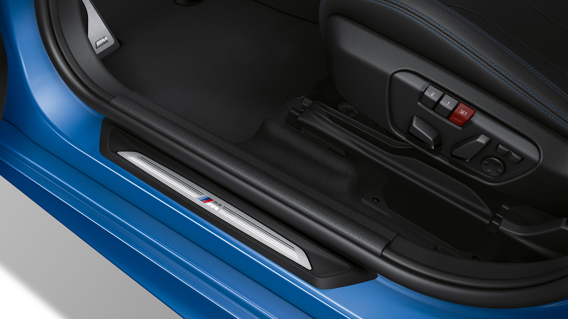 Športové sedadlá BMW radu 2 Gran Tourer Model M Sport Prahové lišty BMW radu 2 Gran Tourer 220d xDrive Model M Sport F46 Facelift 2018 metalíza Misano Blue detailný pohľad