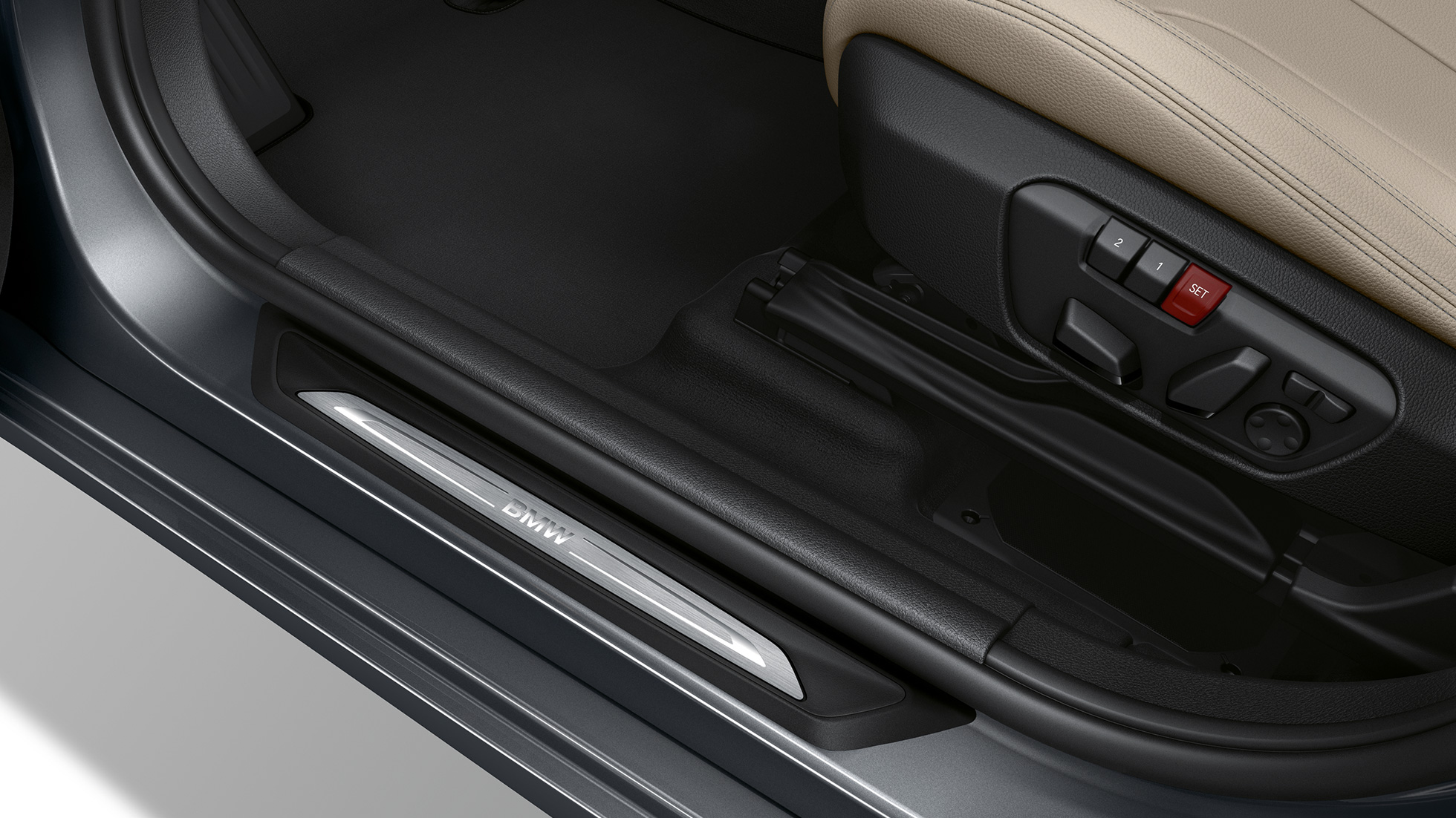 Prahové lišty BMW radu 2 Gran Tourer Model Sport Line Prahové lišty BMW radu 2 Gran Tourer 220d Model Sport Line F46 2018 metalíza Mineral Grey detailný pohľad