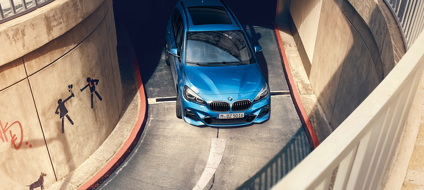 BMW radu 2 Gran Tourer jazdný záber v parkovacom dome BMW radu 2 Gran Tourer F46 metalíza Misano Blue pohľad zhora jazda v parkovacom dome