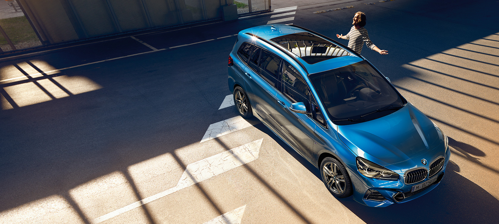BMW radu 2 Gran Tourer s rodinou Rodina pri BMW radu 2 Gran Tourer F46 Facelift 2018 metalíza Misano Blue