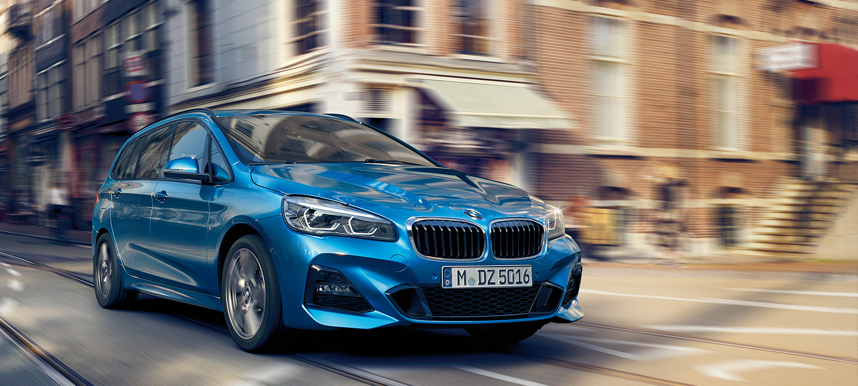 BMW radu 2 Gran Tourer jazdný záber na ceste BMW radu 2 Gran Tourer F46 Facelift 2018 metalíza Misano Blue predobočný pohľad jazda na ceste