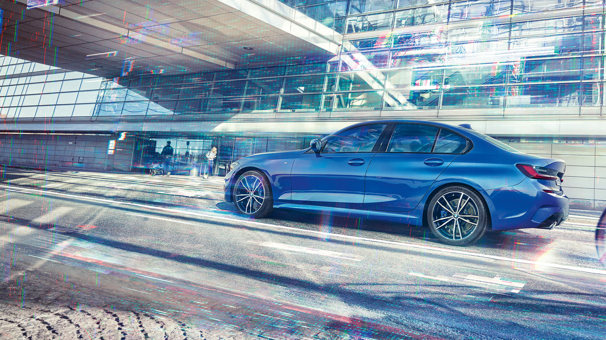 BMW radu 3 Sedan, bočný pohľad. Statický bočný záber na BMW radu 3 Sedan cez deň pred sklenenou budovou.