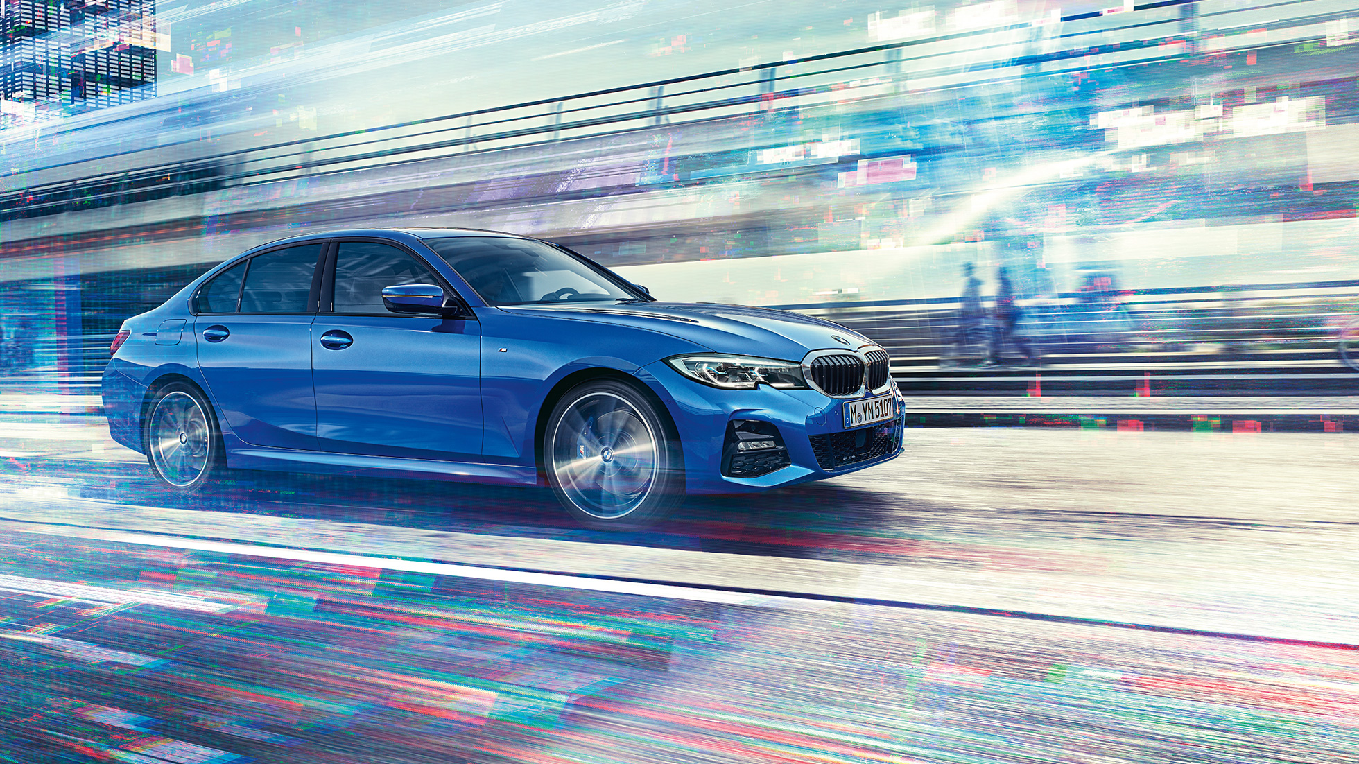 BMW radu 3 Sedan, bočný pohľad počas jazdy. Snímka BMW radu 3 Sedan zo strany počas jazdy cez deň pred kulisami mesta.