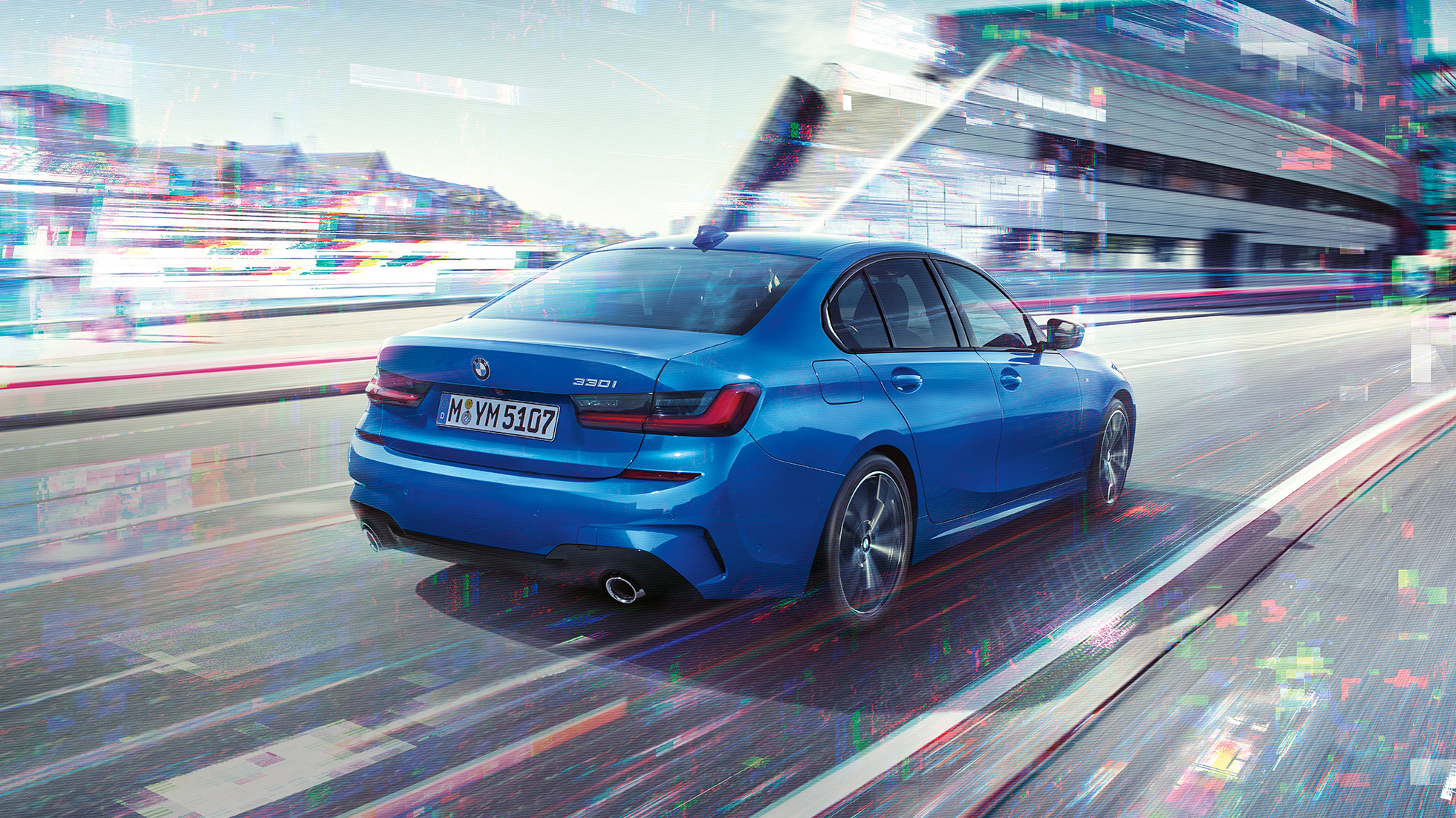 BMW radu 3 sedan, zadný bočný pohľad. Zadobočný záber na BMW radu 3 Sedan vo dne v mestskom prostredí.