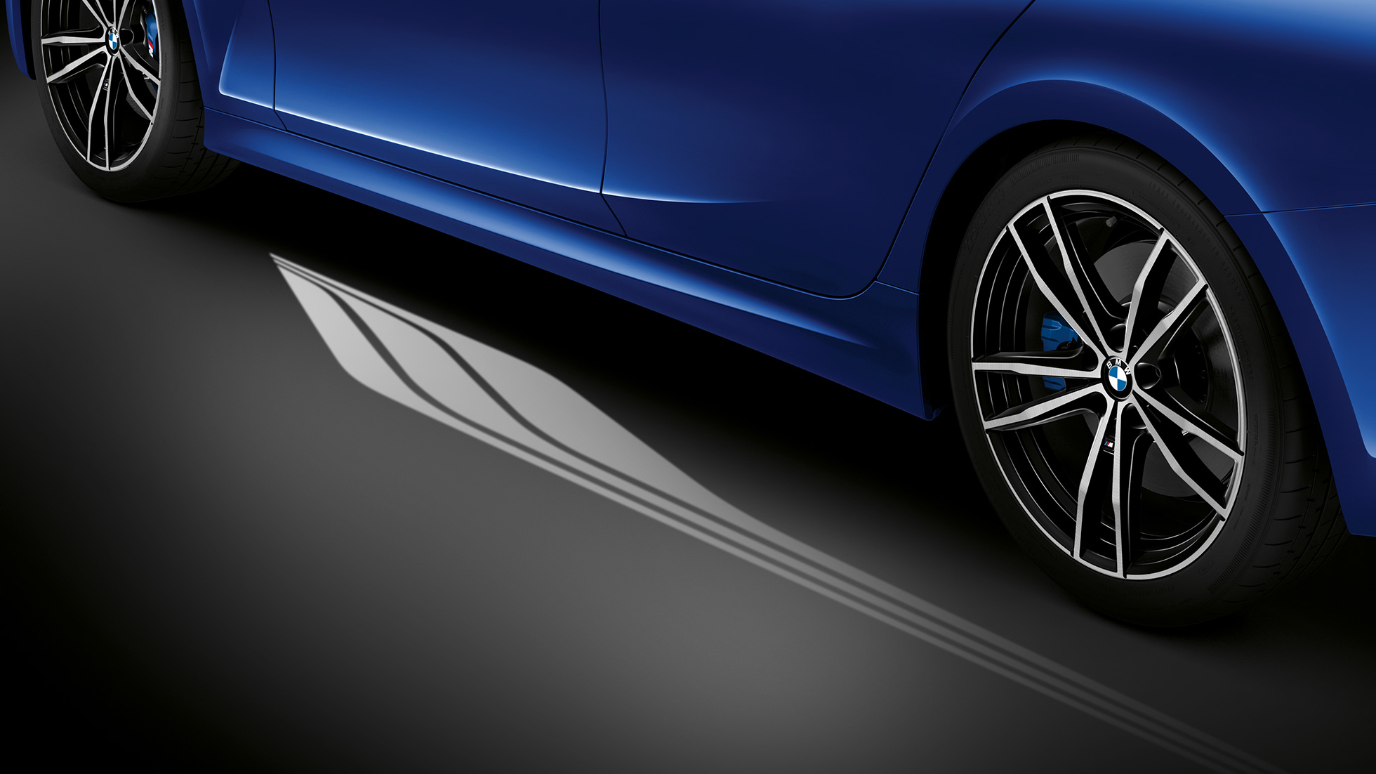 BMW radu 3 Sedan, Welcome Light Carpet. Detailný bočný pohľad na otvorené dvere vodiča s funkciou Welcome Light Carpet.