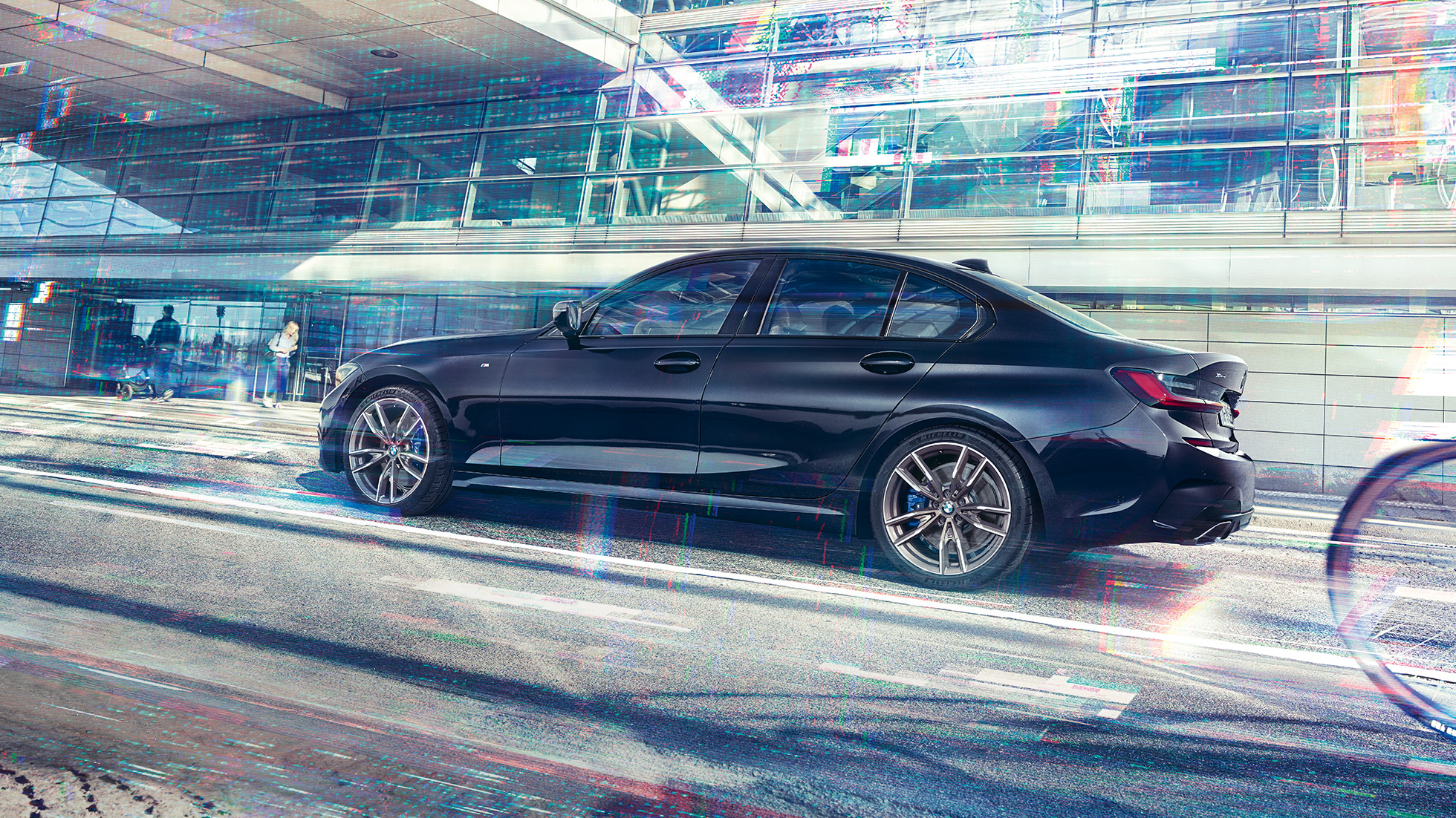 BMW radu 3 Sedan, BMW M340i xDrive. Bočný pohľad na BMW M340i xDrive pred mestskou budovou.