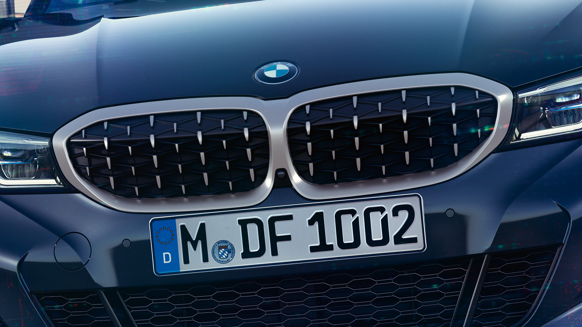 BMW radu 3 Sedan, BMW obličky. Predný detailný pohľad na BMW obličky so sieťovým dizajnom na BMW M340i xDrive.