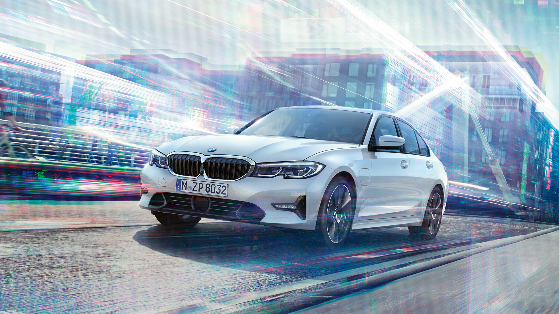 BMW 330e Sedan počas jazdy. BMW 330e Sedan počas jazdy v mestskom prostredí.
