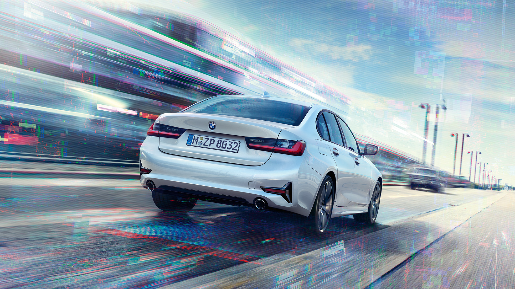 BMW 330e Sedan, zadobočný pohľad Zadobočný jazdný záber na BMW 330e Sedan.