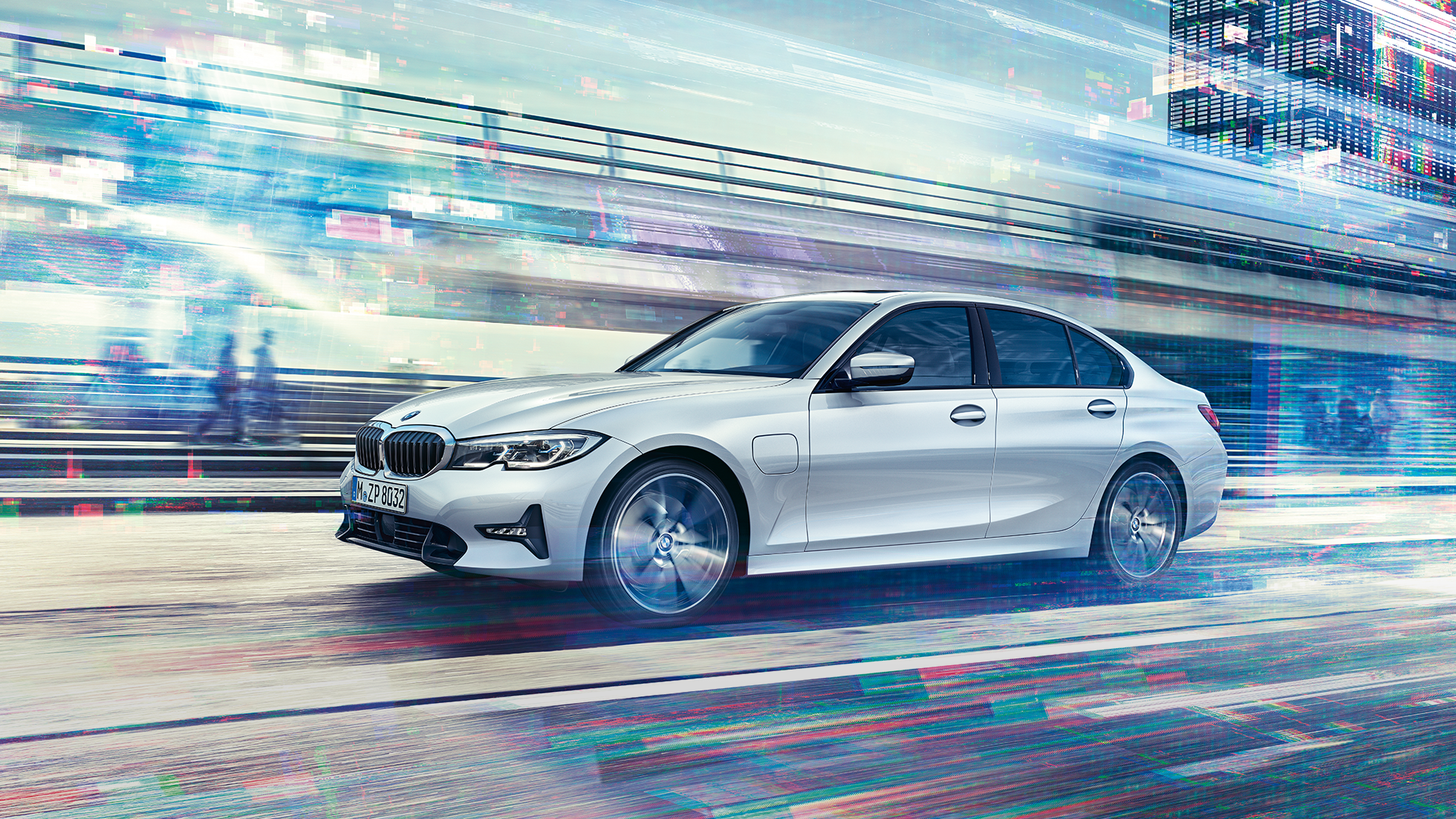 BMW radu 3 Sedan, bočný jazdný záber na BMW 330e Sedan. Bočný jazdný záber na BMW 330e Sedan v mestskom prostredí.