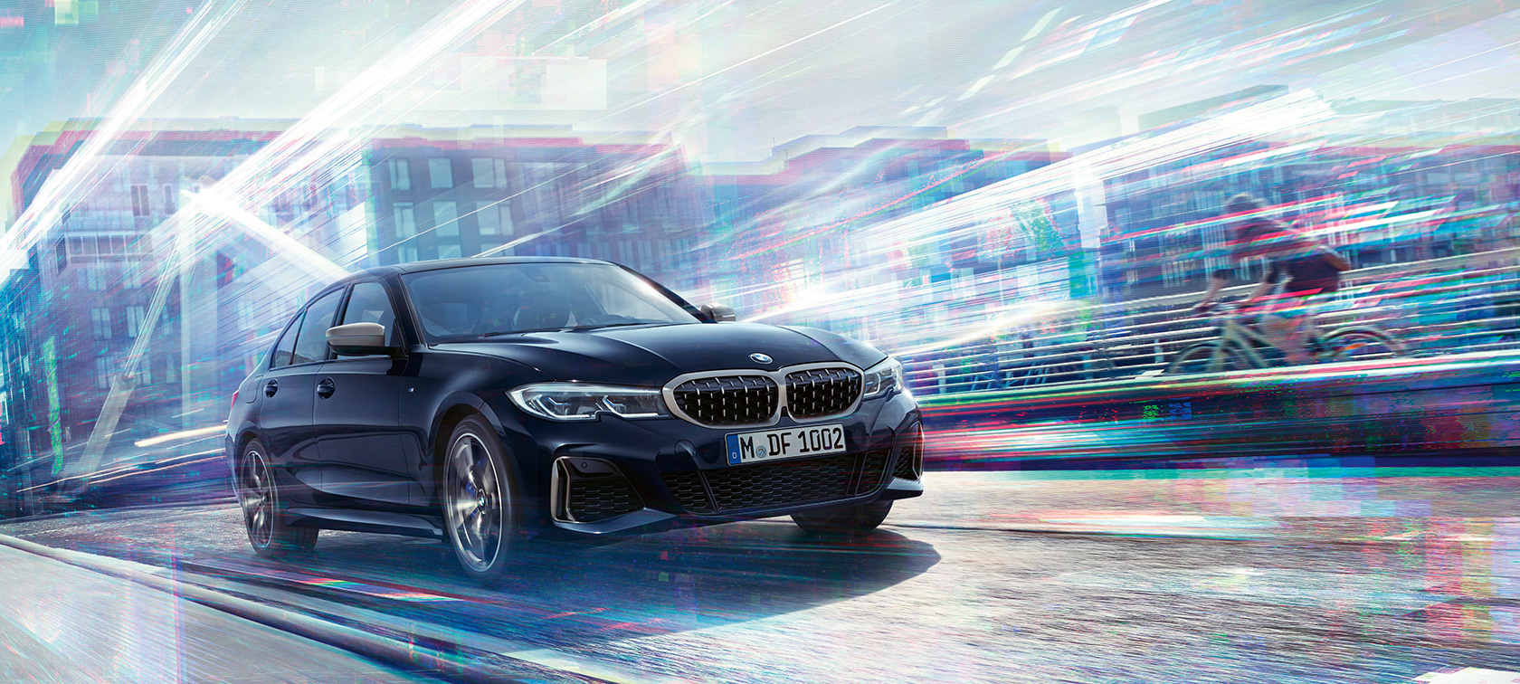Zadobočný jazdný pohľad na BMW M340i xDrive na ceste v mestskom prostredí. BMW radu 3 Sedan, BMW M340i xDrive.