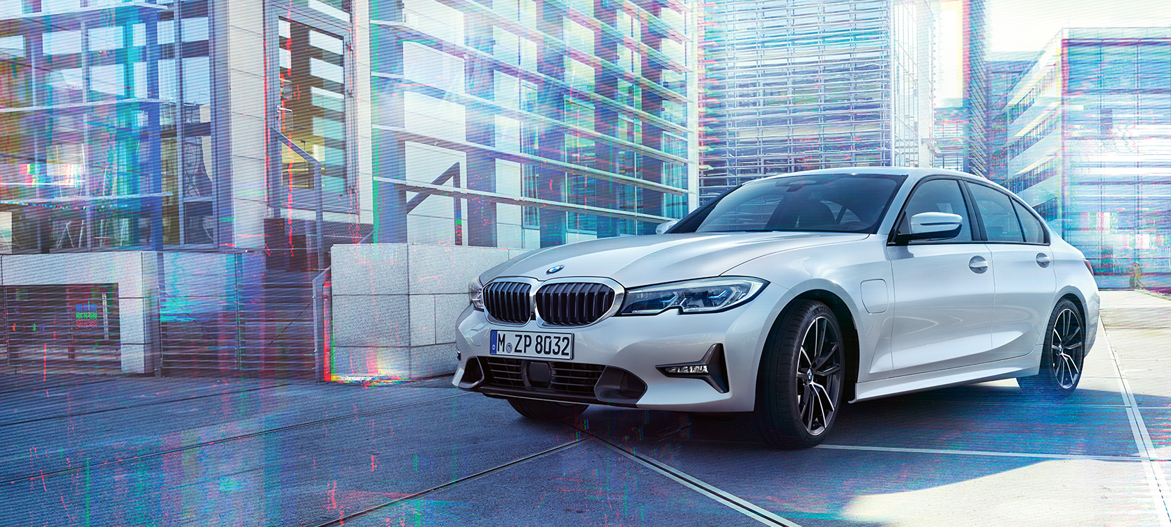 Predobočný pohľad na BMW 330e Sedan v mestskom prostredí. BMW 330e Sedan.