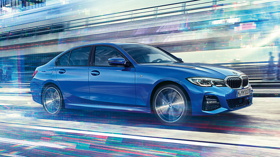 BMW radu 3 Sedan (G20), bočný jazdný záber. Jazdný záber BMW radu 3 Sedan (G20) zboku cez deň v meste.