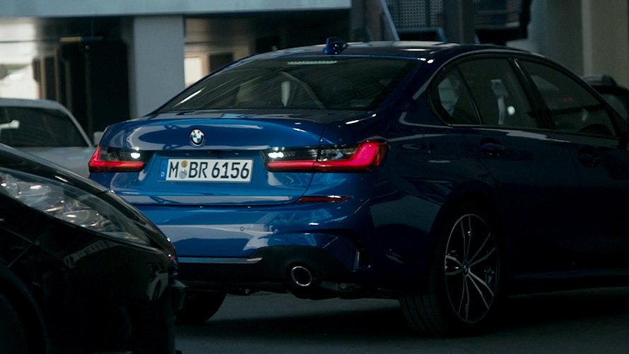 BMW radu 3 Sedan (G20), Asistent cúvania. Čelný detailný pohľad na displej v kokpite BMW radu 3 Sedan (G20) s funkciou Asistent cúvania.