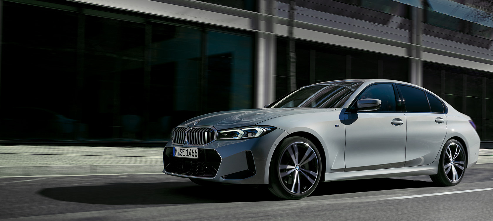 BMW radu 3 Sedan LCI G20 Brooklyn Grey bočný pohľad statický pred stenou