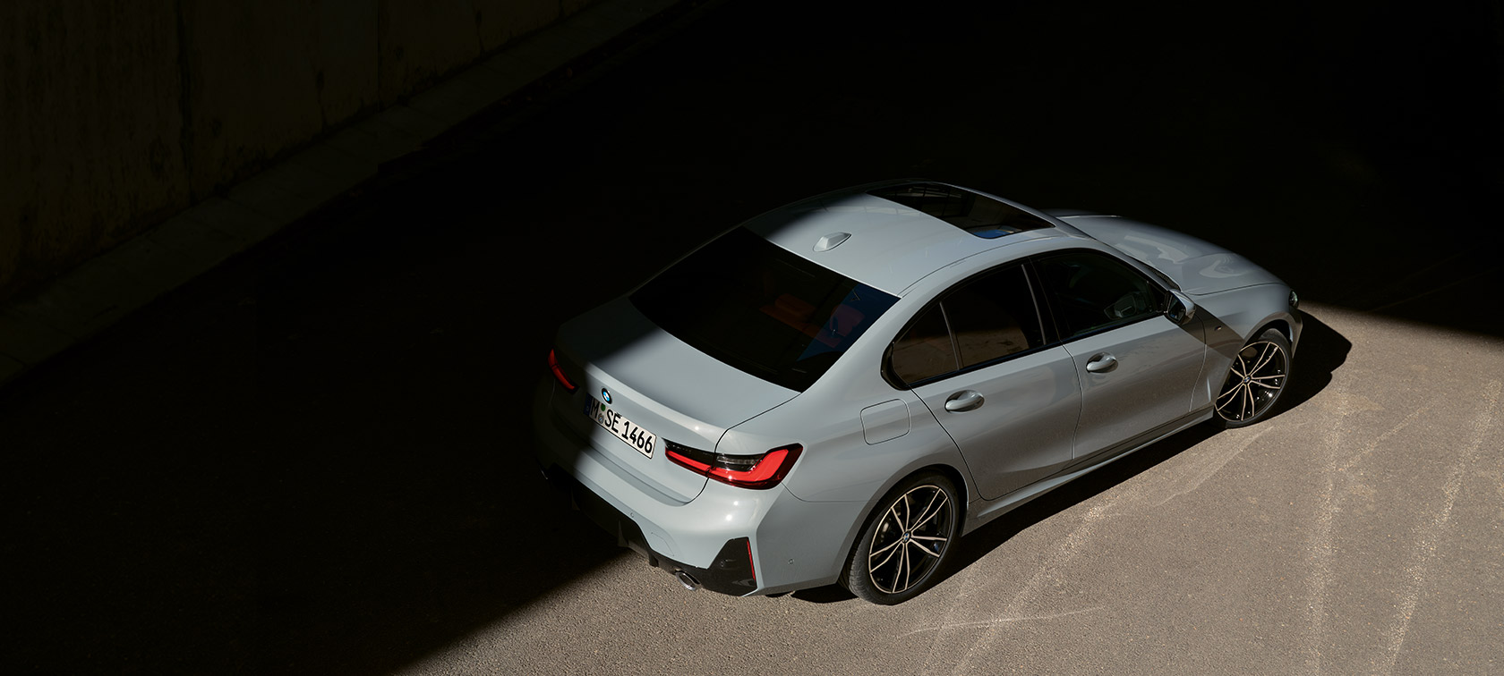 BMW radu 3 Sedan LCI G20 Brooklyn Grey zadobočný pohľad statický zhora BMW radu 3 Sedan LCI G20 zadobočný pohľad statický zhora