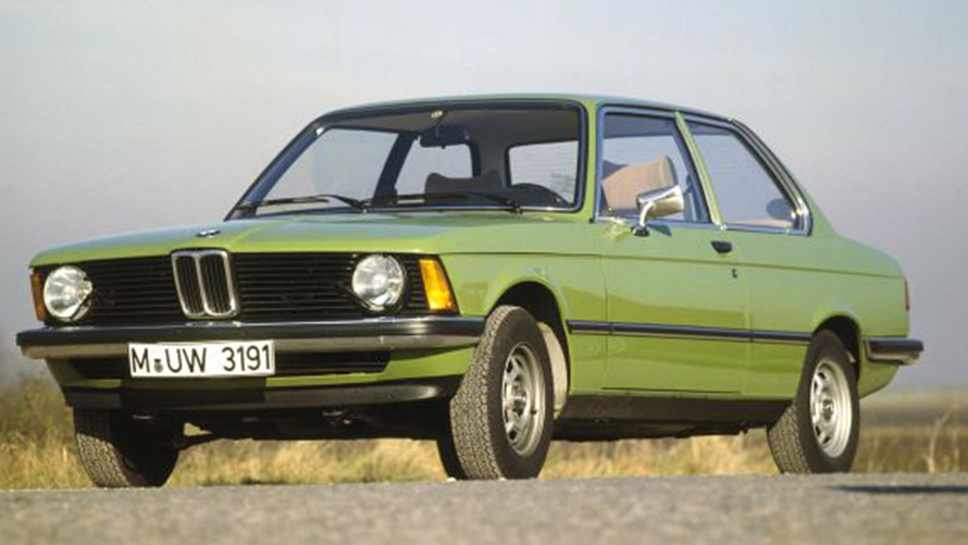 BMW radu 3 Sedan E21 prvá generácia predobočný pohľad na ceste Modely BMW radu 3 BMW radu 3 Sedan E21 prvá generácia predobočný pohľad na ceste