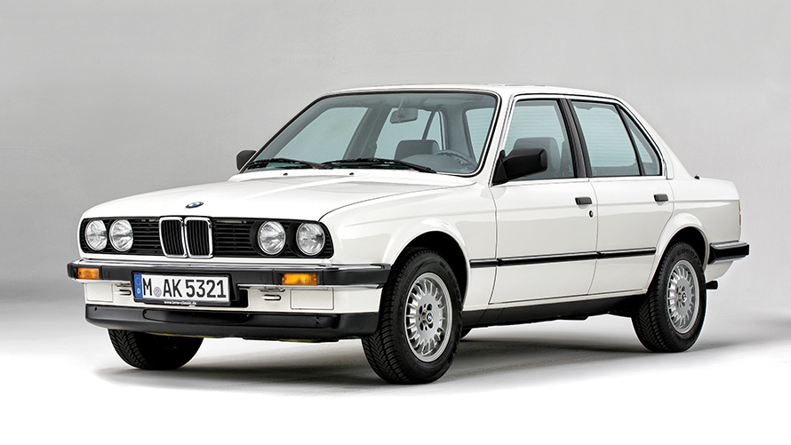 BMW radu 3 Sedan E30 druhá generácia predobočný pohľad Modely BMW radu 3 BMW radu 3 Sedan E30 druhá generácia predobočný pohľad