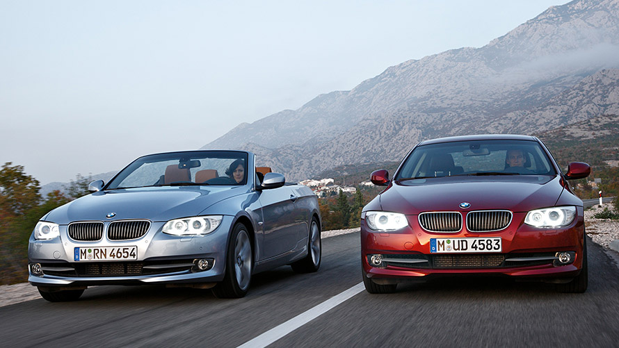 BMW radu 3 Sedan E90 BMW radu 3 Cabrio E93 piata generácia predný pohľad na ceste Modely BMW radu 3 BMW radu 3 Sedan E90 BMW radu 3 Cabrio E93 piata generácia predný pohľad na ceste