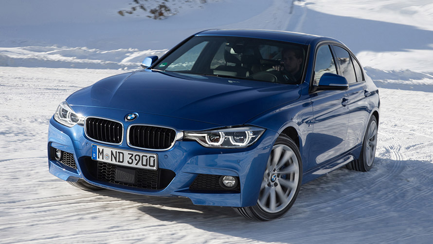 BMW radu 3 Sedan F30 šiesta generácia predobočný pohľad na snehu Modely BMW radu 3 BMW radu 3 Sedan F30 šiesta generácia predobočný pohľad na snehu
