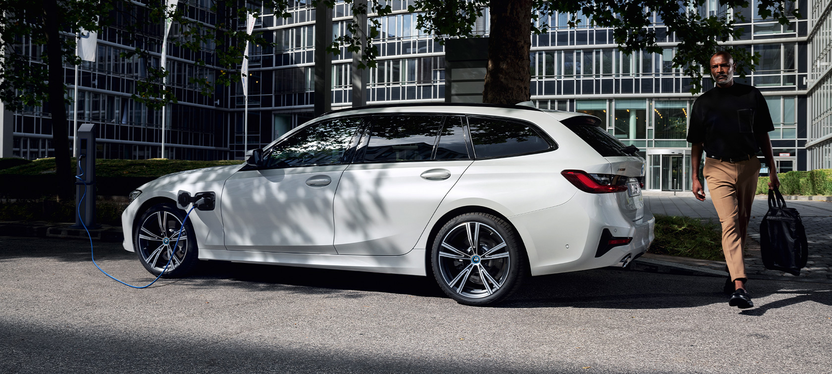 Plug-in hybrid BMW radu 3 Touring 2021 G21 bočný pohľad nabíjanie Plug-in hybrid BMW radu 3 Touring 2021 G21 bočný pohľad nabíjanie