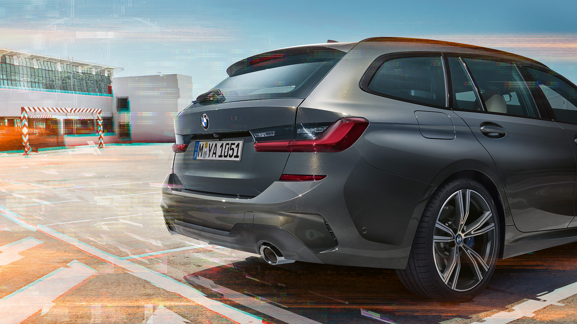 BMW radu 3 Touring, trojštvrťový zadný pohľad na parkovisku BMW radu 3 Touring, trojštvrťový zadný pohľad na parkovisku v mestskom prostredí
