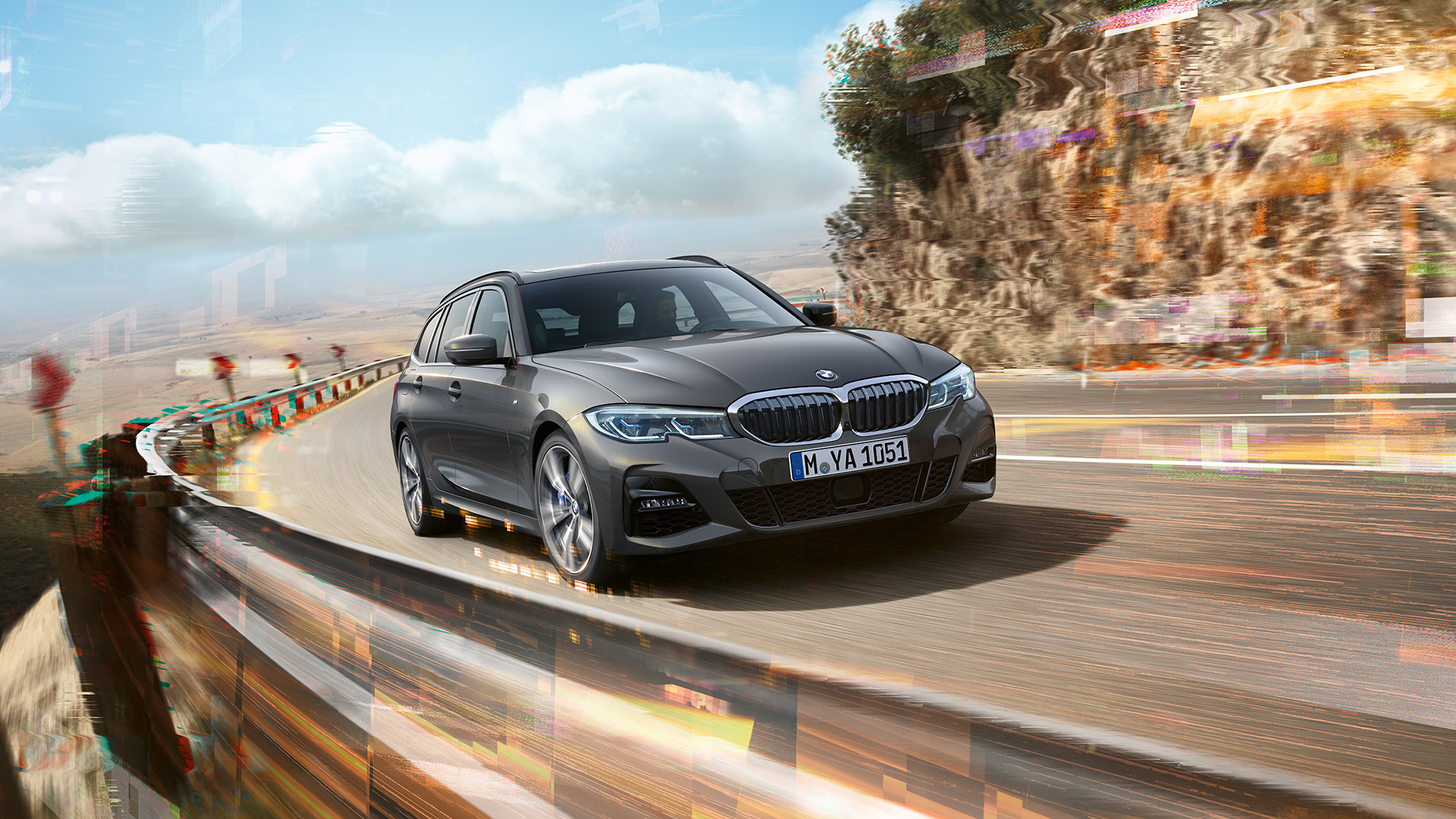 BMW radu 3 Touring, trojštvrťový predný pohľad, dizajn BMW radu 3 Touring, trojštvrťový predný pohľad počas jazdy na moste pred vidieckym prostredím
