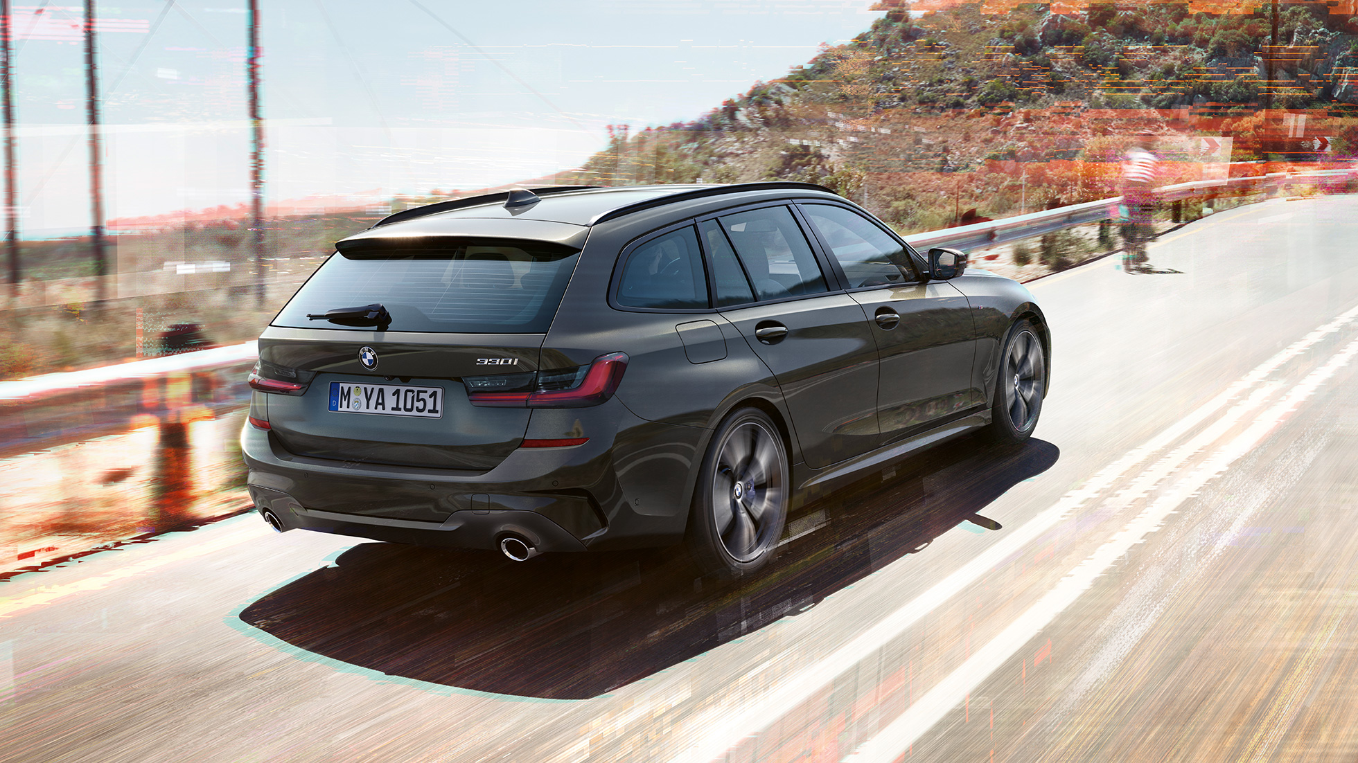 BMW radu 3 Touring, trojštvrťový zadný pohľad BMW radu 3 Touring, trojštvrťový zadný pohľad počas jazdy na moste pred vidieckym prostredím