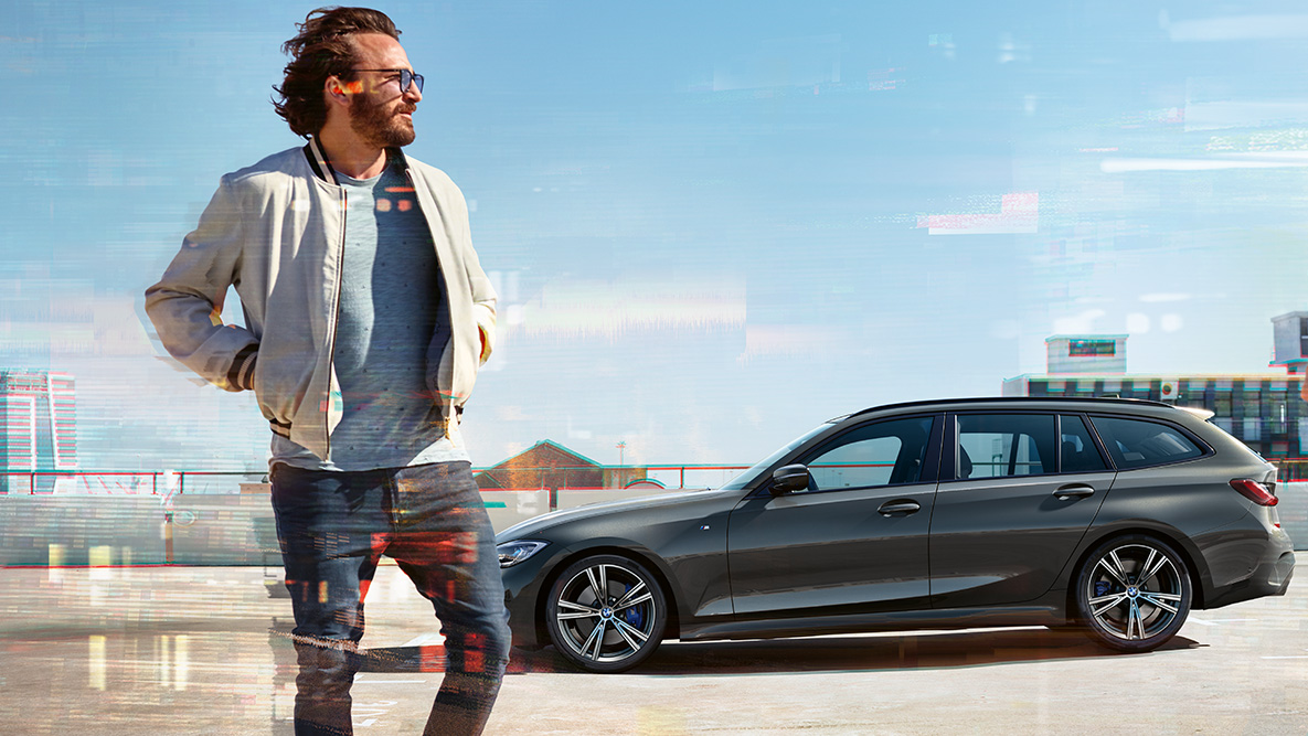 BMW radu 3 Touring (G21), predobočný záber jazda dizajn BMW radu 3 Touring (G21), Dravite Grey, predobočný záber jazda na moste vo vidieckom prostredí
