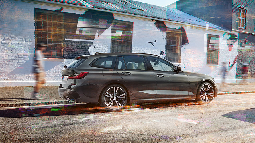BMW radu 3 Touring (G21), Dravite Grey, zadný záber BMW radu 3 Touring (G21), Dravite Grey, zadný jazdný záber pred budovou