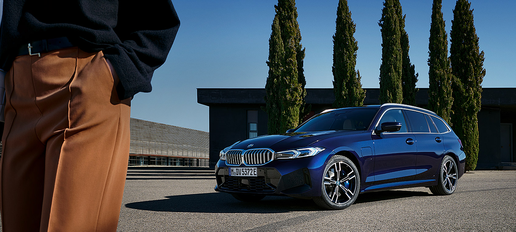 BMW radu 3 Touring G21 metalíza Tanzanite Blue II predobočný pohľad statický pred stromami