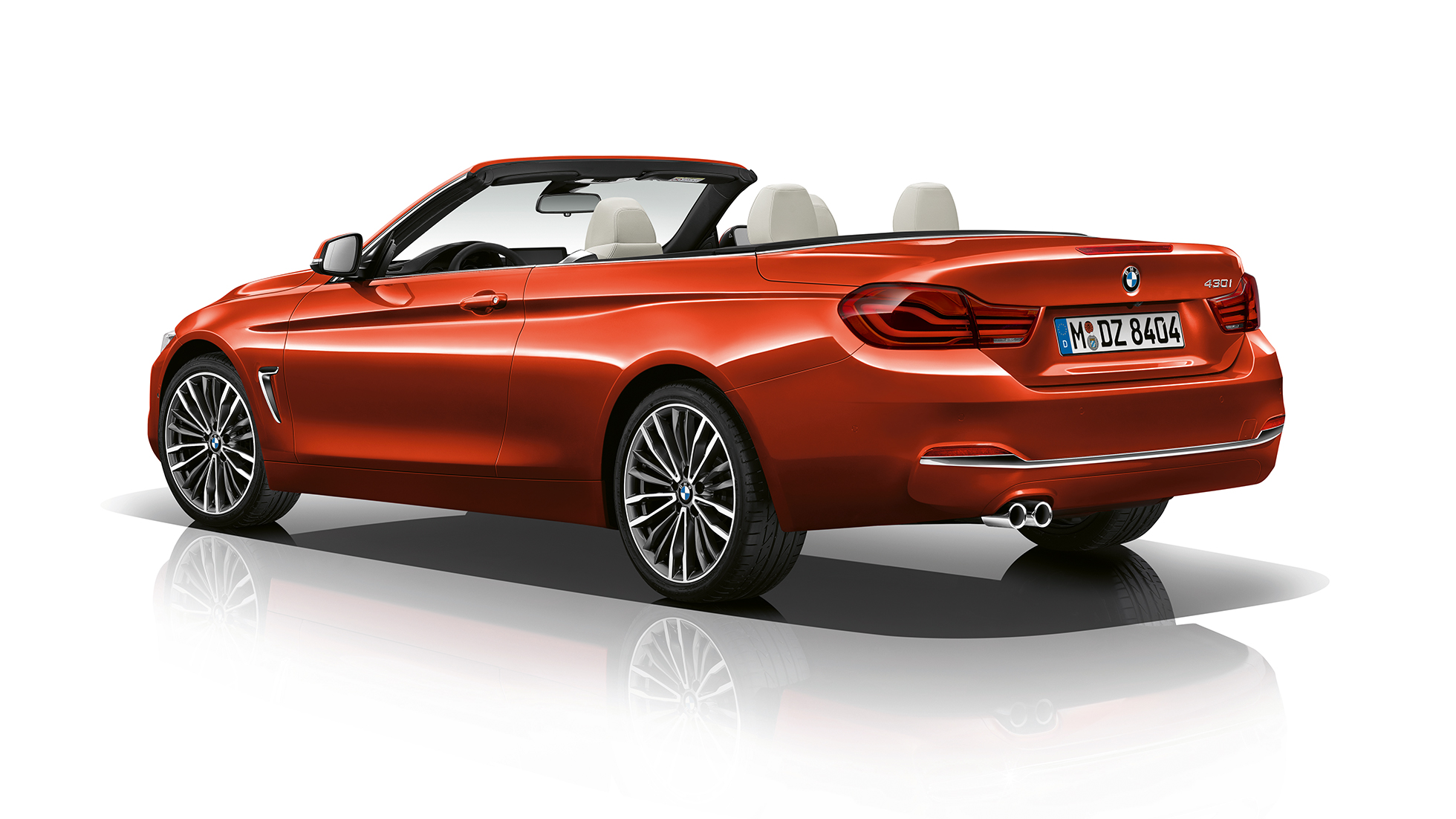 BMW radu 4 Cabrio, model Luxury Line, trojštvrťový zadný pohľad BMW radu 4 Cabrio, model Luxury Line, trojštvrťový zadný pohľad