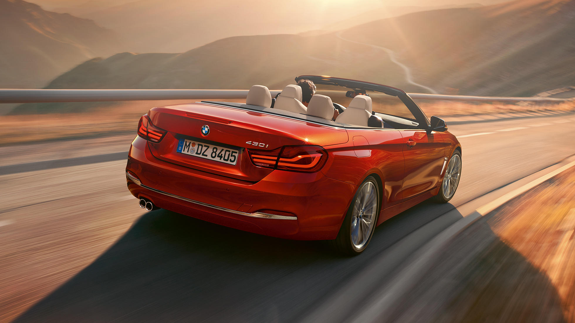 BMW radu 4 Cabrio, snímka zozadu počas jazdy BMW radu 4 Cabrio, snímka zozadu počas jazdy