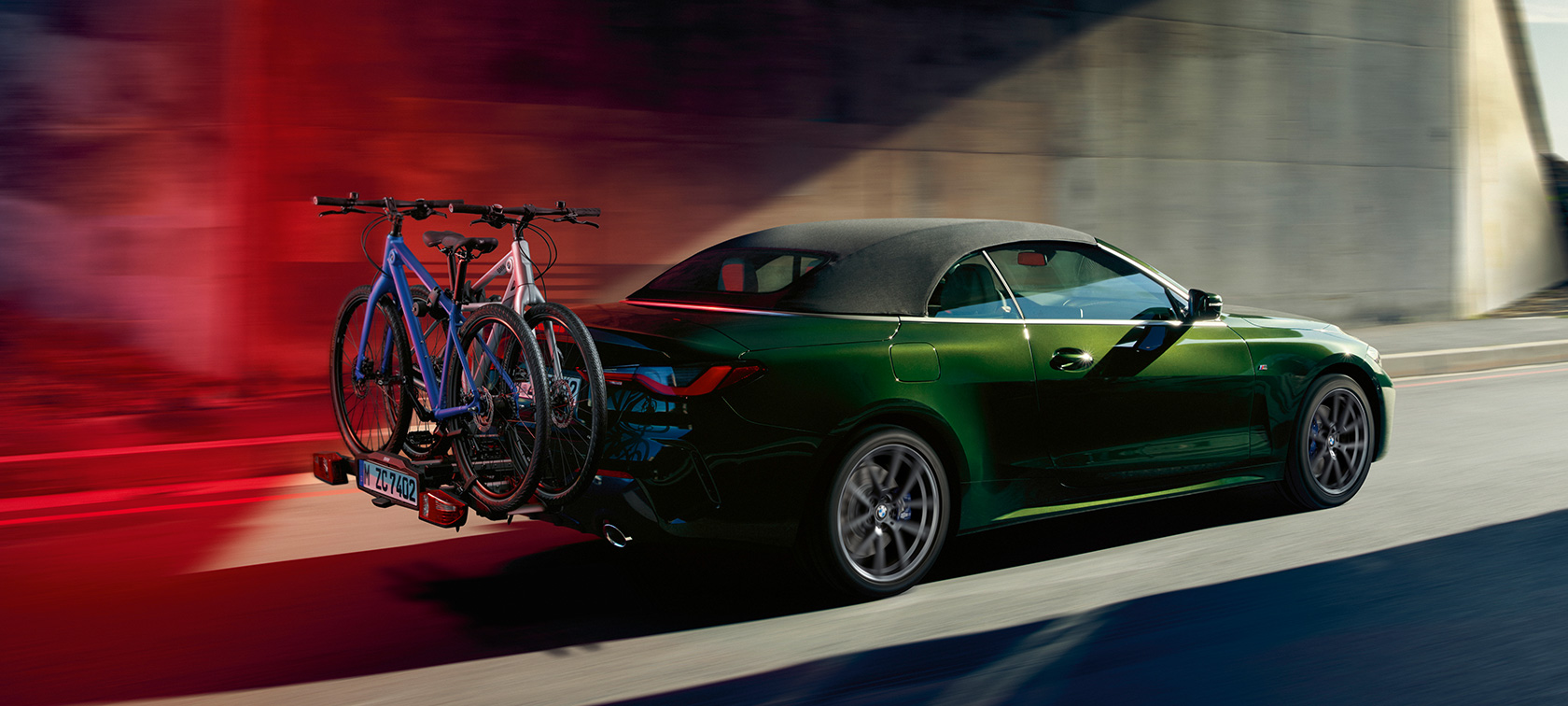 Zadobočný pohľad BMW zadný nosič na bicykle Pro 2.0 BMW radu 4 Cabrio G23 2020 BMW radu 4 Cabrio G23 2020 metalíza Sanremo Green zadobočný pohľad BMW zadný nosič na bicykle Pro 2.0