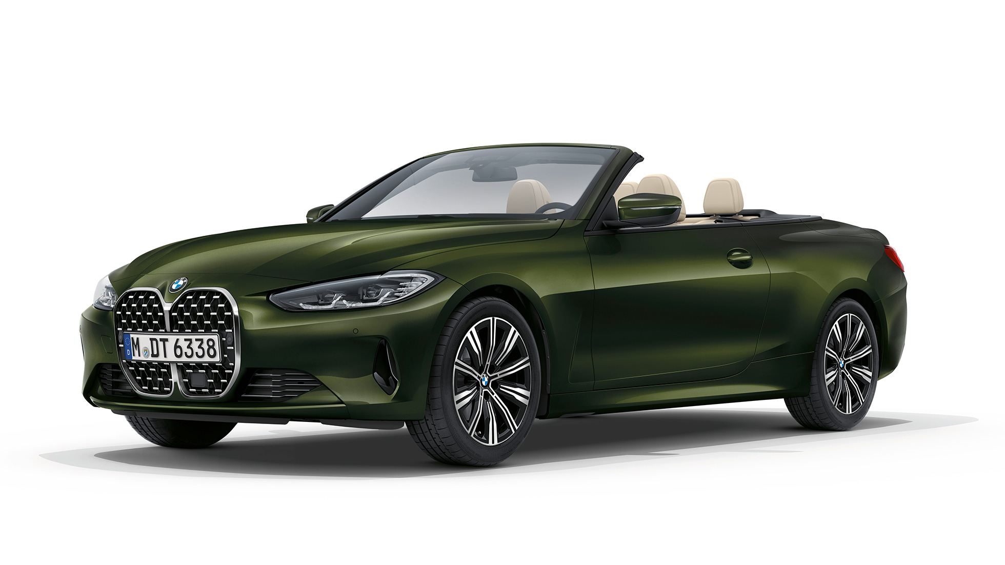 BMW radu 4 Cabrio G23 2020 základný model predobočný pohľad BMW radu 4 Cabrio G23 2020 Základná výbava metalíza Bluestone predobočný pohľad
