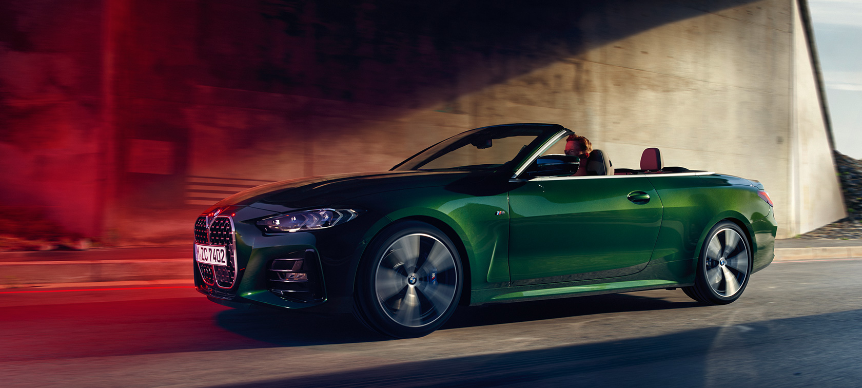 Bočný pohľad BMW radu 4 Cabrio G23 2020 počas jazdy BMW radu 4 Cabrio G23 2020 metalíza Sanremo Green bočný jazdný pohľad