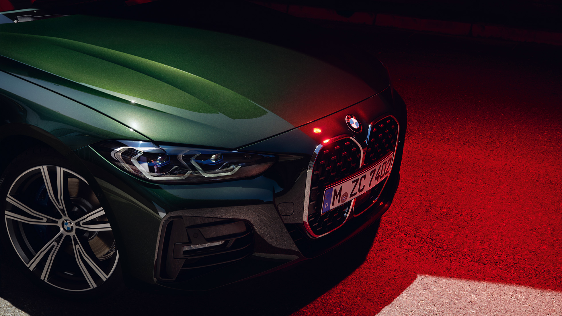 Bočný pohľad predná kapota BMW radu 4 Cabrio G23 2020 BMW radu 4 Cabrio G23 2020 metalíza Sanremo Green bočný pohľad detail predná kapota