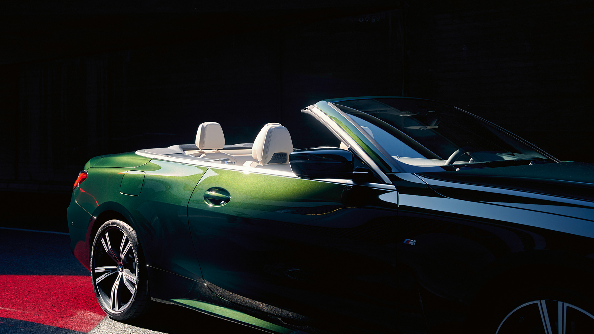 Predobočný pohľad BMW radu 4 Cabrio G23 2020 BMW radu 4 Cabrio G23 2020 metalíza Sanremo Green zadobočný pohľad