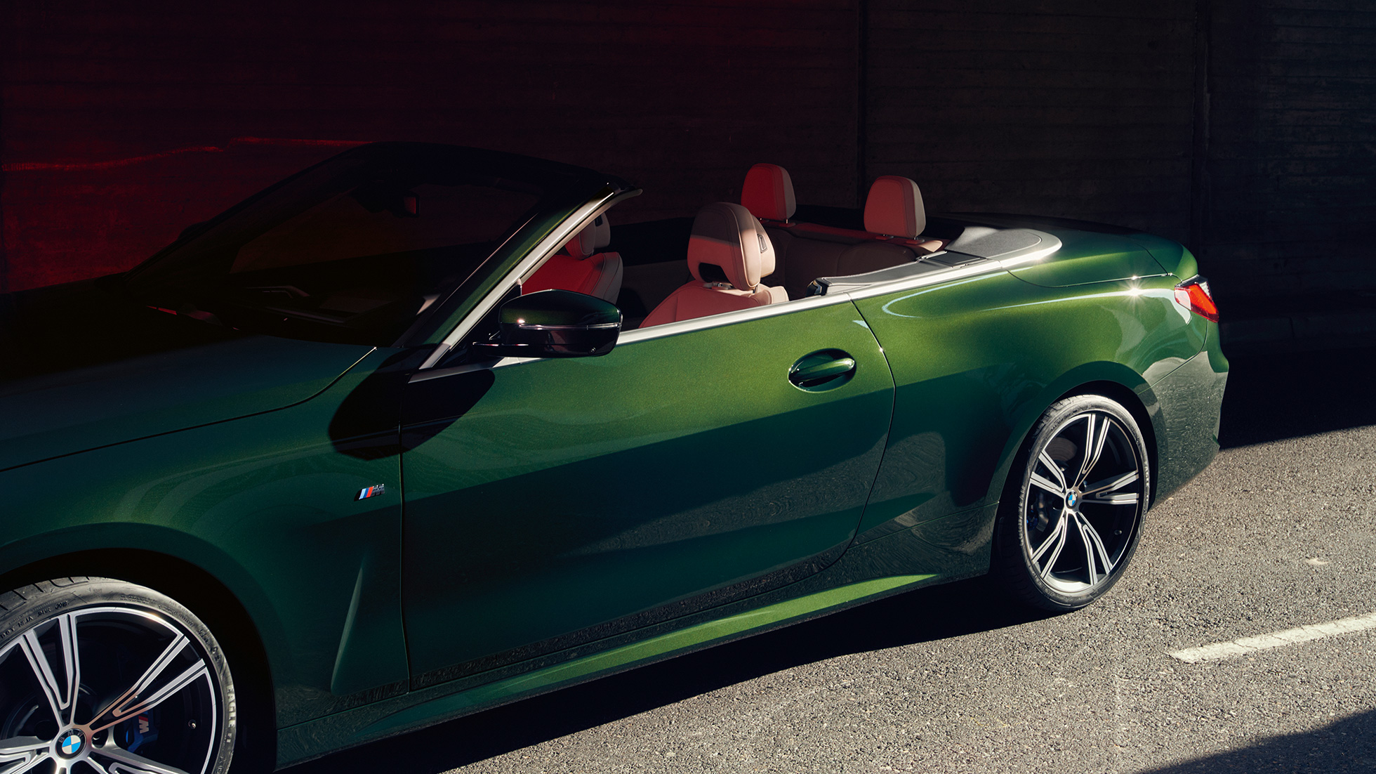 Bočný pohľad BMW radu 4 Cabrio G23 2020 BMW radu 4 Cabrio G23 2020 metalíza Sanremo Green bočný pohľad detail interiér
