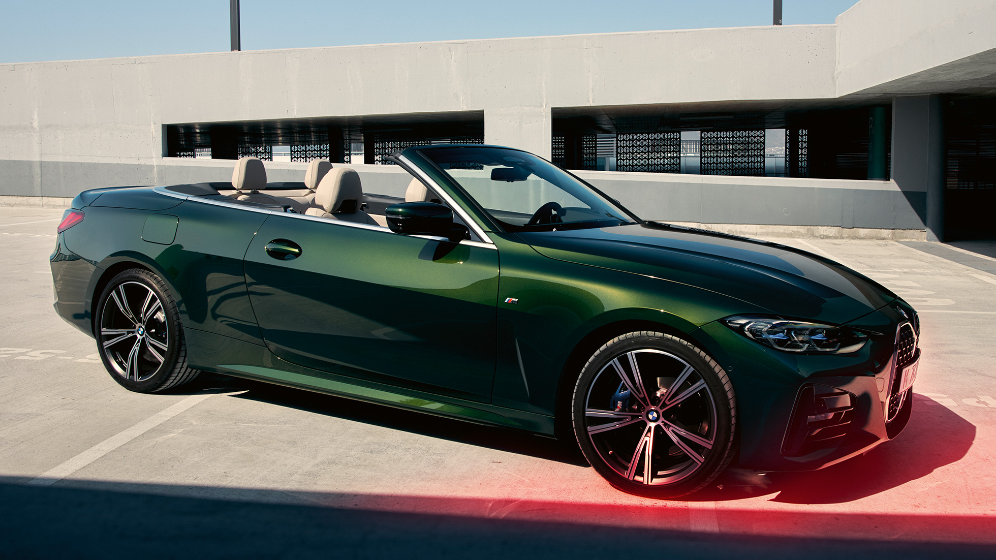 Bočný pohľad BMW radu 4 Cabrio G23 2020 na parkovisku BMW radu 4 Cabrio G23 metalíza Sanremo Green 2020 bočný pohľad na parkovisku