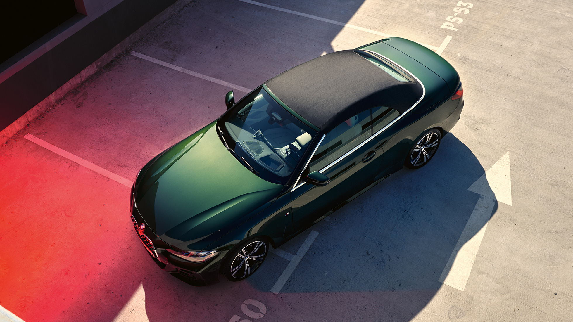 Pohľad zhora textilná strecha BMW radu 4 Cabrio G23 2020 BMW radu 4 Cabrio metalíza Sanremo Green G23 2020 pohľad zhora textilná strecha