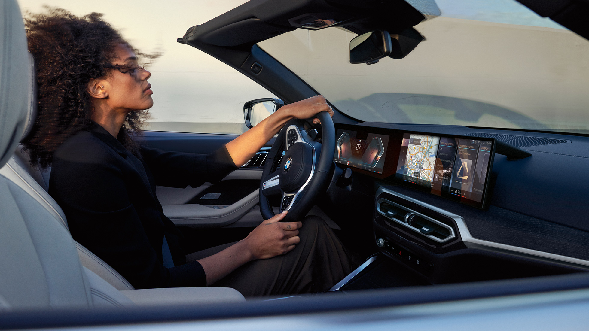 Kokpit BMW radu 4 Cabrio G23 BMW radu 4 Cabrio G23 2020 interiér s volantom, palubnou doskou a displejom systému iDrive
