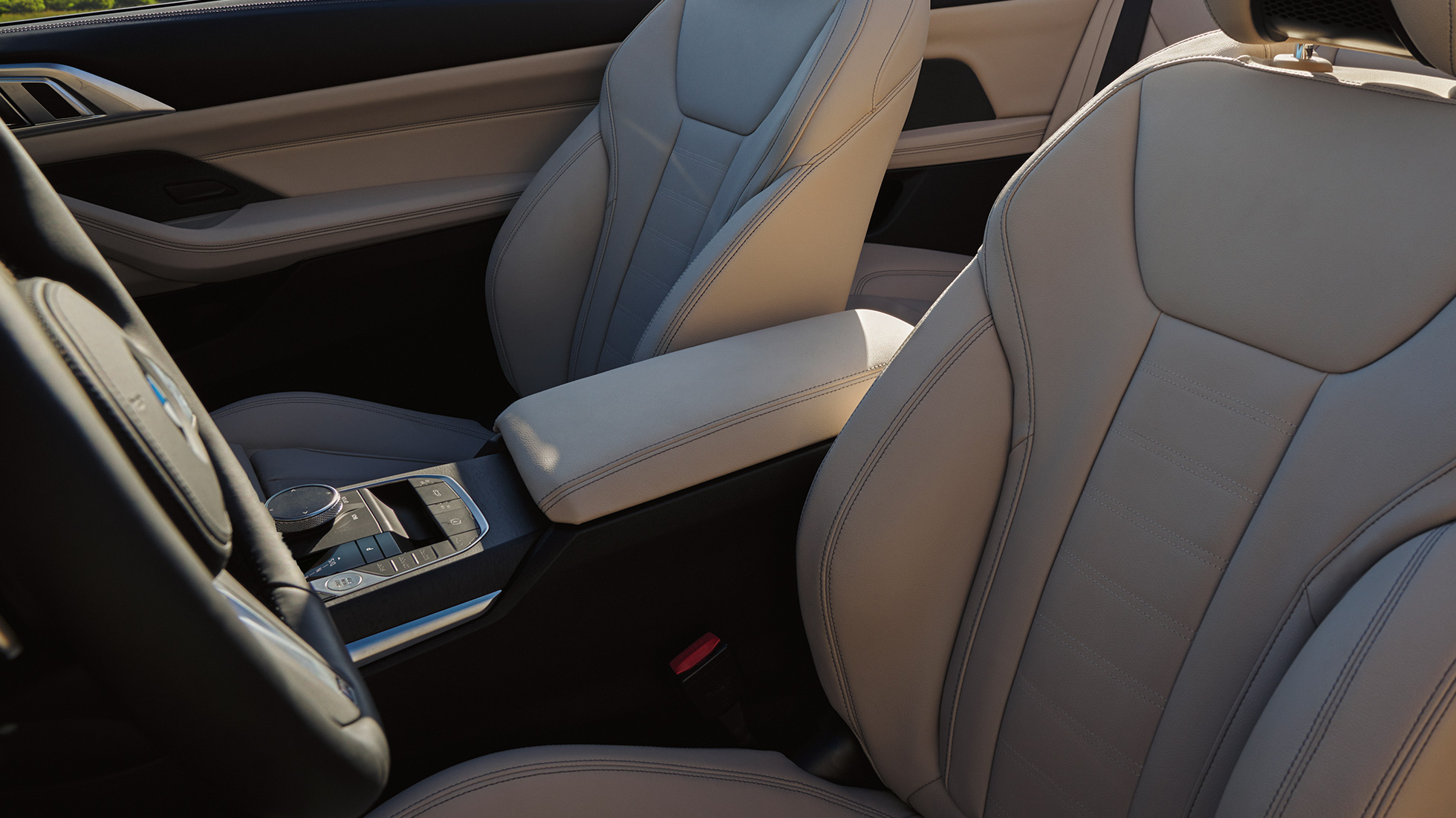 Stredová konzola a sedadlá BMW radu 4 Cabrio G23 BMW radu 4 Cabrio G23 2020 metalíza Sanremo Green interiér stredová konzola a sedadlá