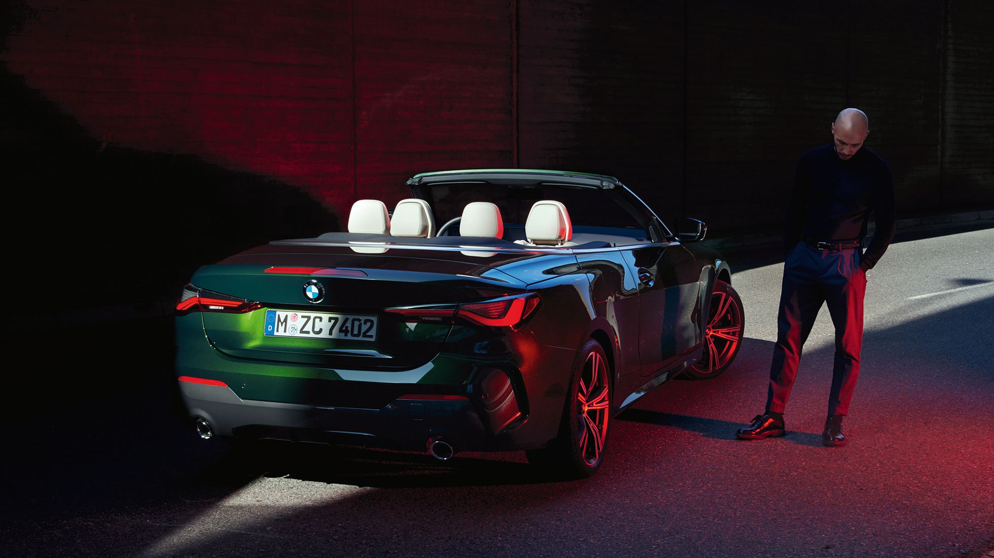 Zadobočný pohľad so zadnými svetlami BMW radu 4 Cabrio G23 2020 BMW radu 4 Cabrio G23 2020 metalíza Sanremo Green zadobočný pohľad so zadnými svetlami