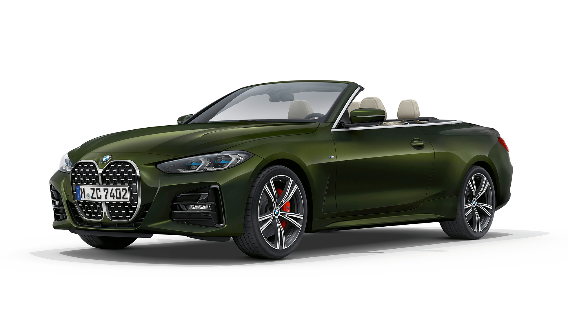 Predobočný pohľad BMW radu 4 Cabrio Model M Sport G23 2020 BMW radu 4 Cabrio G23 2020 Model M Sport metalíza Sanremo Green predobočný pohľad