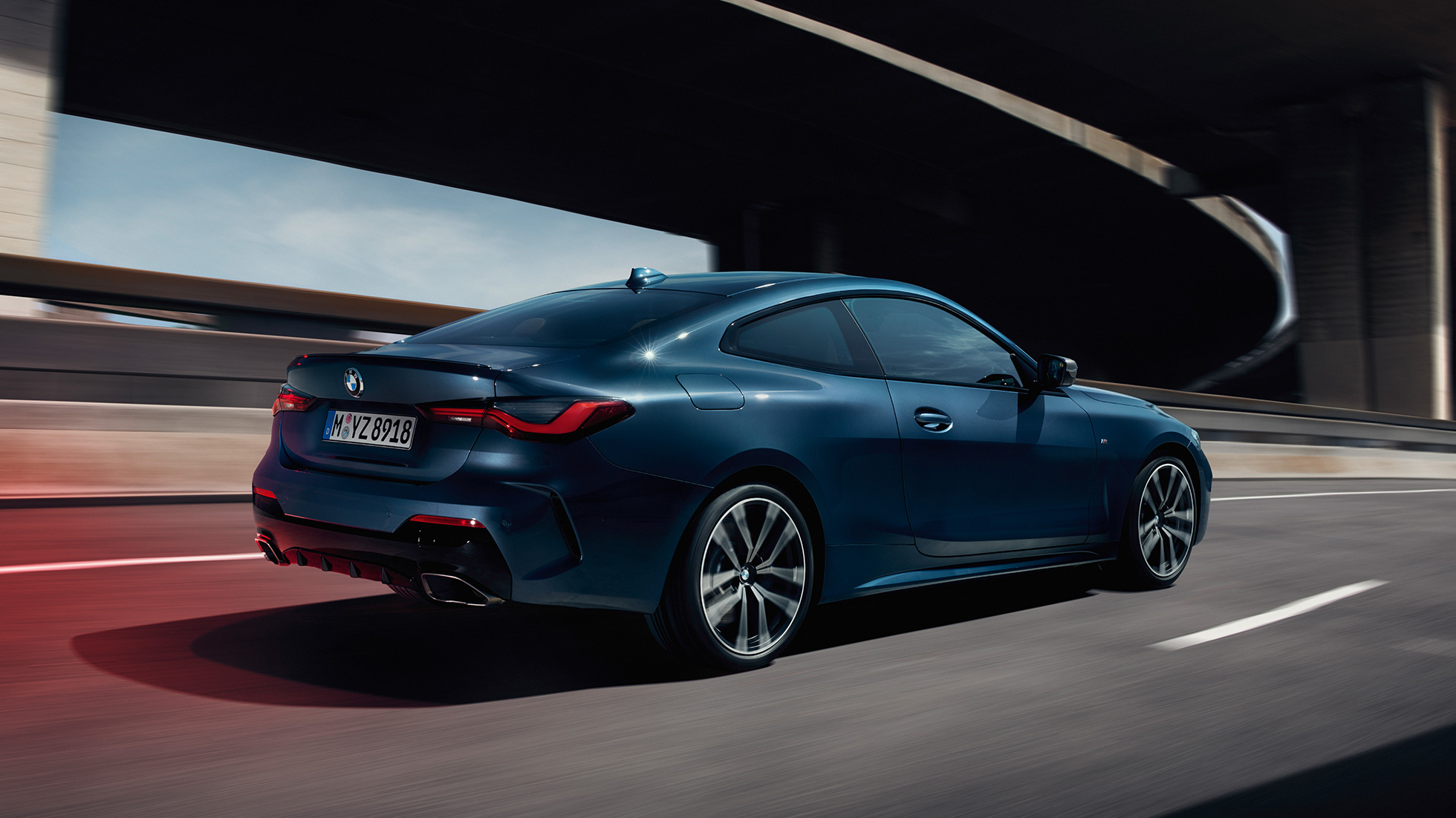 Bočný pohľad BMW radu 4 Coupé G22 2020 BMW radu 4 Coupé G22 2020 metalíza Arctic Race Blue bočný pohľad v pohybe