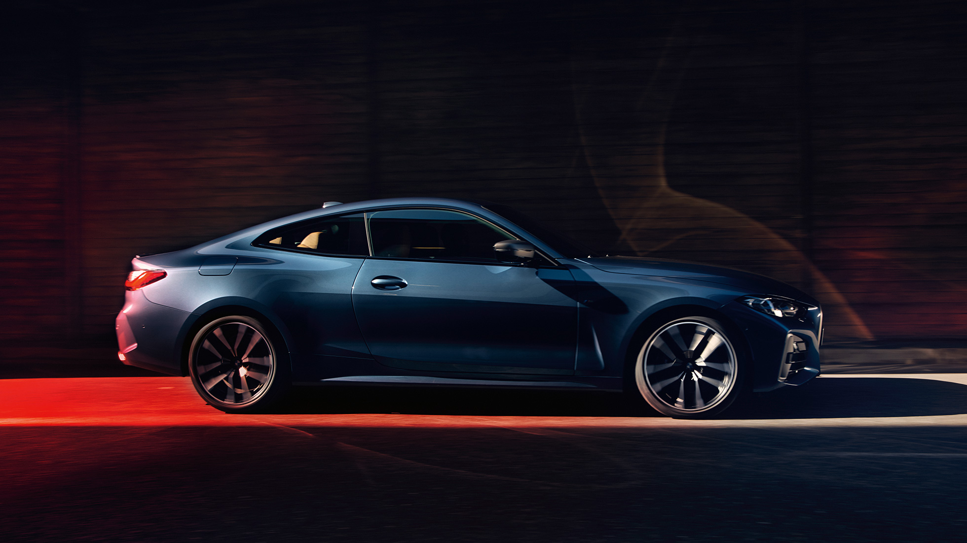 Bočný pohľad BMW radu 4 Coupé G22 2020 BMW radu 4 Coupé G22 2020 metalíza Arctic Race Blue bočný pohľad v pohybe