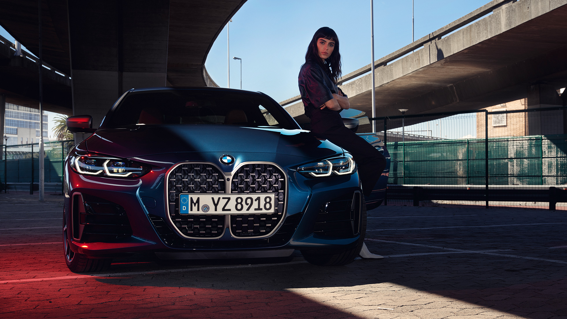 Predný pohľad obličky a predné svetlá BMW radu 4 Coupé G22 2020 BMW radu 4 Coupé G22 2020 metalíza Arctic Race Blue predný pohľad obličky predné svetlá a modelka