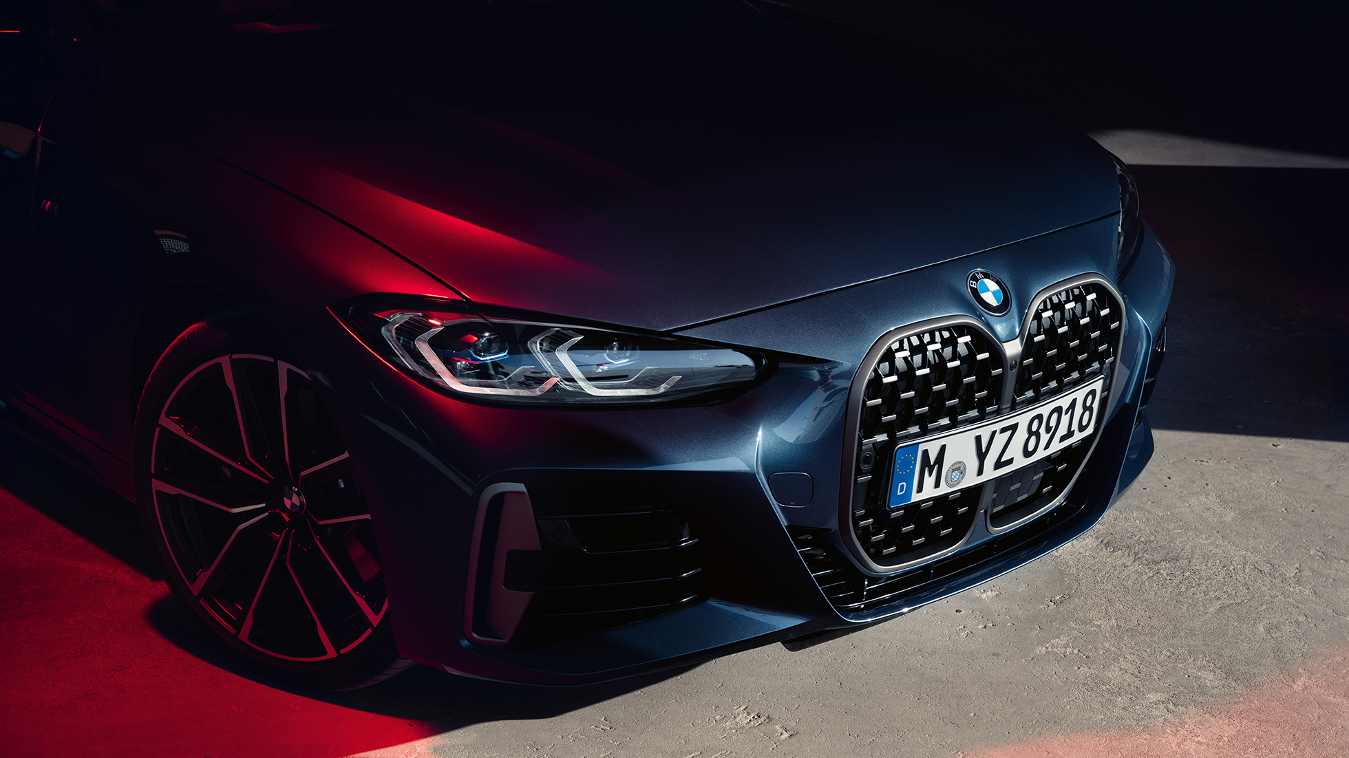 Predobočný pohľad BMW obličky BMW radu 4 Coupé G22 2020 BMW radu 4 Coupé G22 2020 metalíza Arctic Race Blue predobočný pohľad BMW obličky
